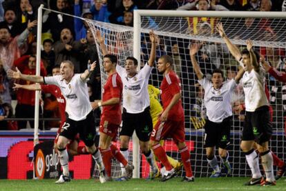 Los jugadores del Valencia reclaman un penalti en los últimos minutos del partido del sábado en Mestalla.