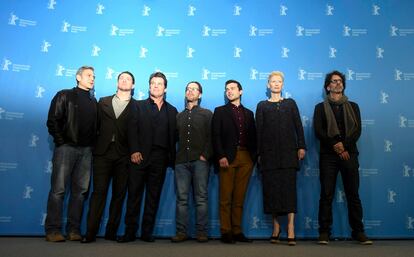 La actriz británica Tilda Swinton (i), junto a los actores estadounidenses, George Clooney, Alden Ehrenreich, Josh Brolin y Channing Tatum, posan a su llegada a la presentación de la película '¡Ave, César!' en la 66ª edición del Festival Internacional de Cine de Berlín, Alemania, el 11 de febrero de 2016.