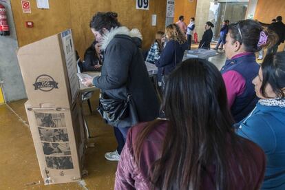 Varios ecuatorianos esperan para ejercer su derecho al voto en el recinto ferial de La Fica de la ciudad de Murcia.