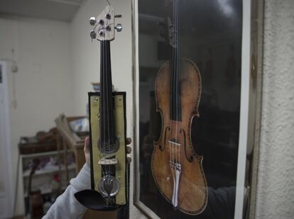 La decoración, los materiales y el sonido varían con cada creación. "Los instrumentos han ido evolucionando", detalla Solar. "Los que se aproximan más a un violín tienen una caja de madera, pero al final, según los materiales usados, todos tienen su tímbrica característica".