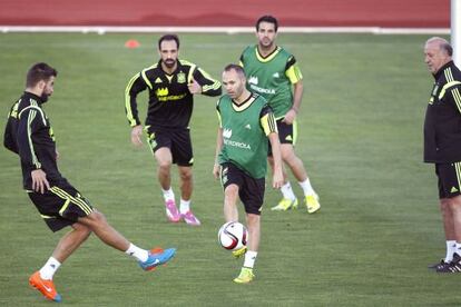 Piqué, a la izquierda, en el entrenamiento de ayer con Iniesta, Juanfran, Cesc y Del Bosque