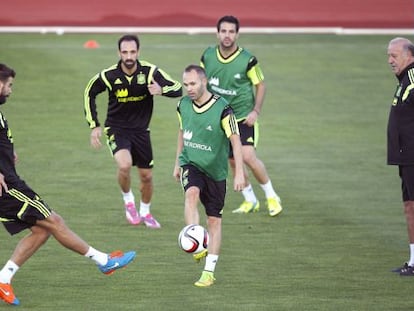 Piqu&eacute;, a la izquierda, en el entrenamiento de ayer con Iniesta, Juanfran, Cesc y Del Bosque