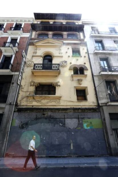 Fachada del cine Bogart en la calle Cedaceros.