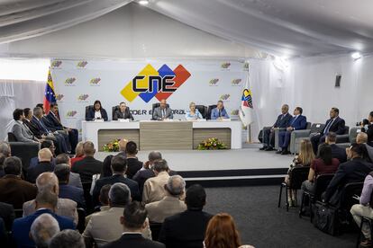 Miembros del CNE y algunos candidatos a la presidencia de Venezuela en un público acto en Caracas, el 20 de junio de 2024.