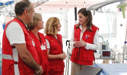 La reina Letizia, en el hospital de campaña de cooperantes españoles en Dondo.