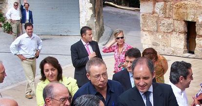 El expresidente Francisco Camps con cargos del PP en Casas Altas. Al fondo, &Aacute;lvaro P&eacute;rez, El Bigotes. 