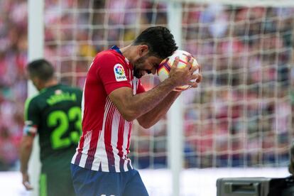 Diego Costa lamenta una ocasión fallada ante el Eibar.