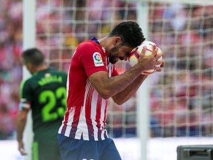 Diego Costa lamenta una ocasión fallada ante el Eibar.