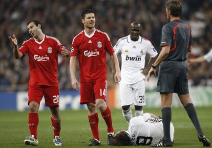 Mascherano y Alonso en 2009 con el Liverpool.