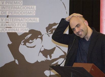 Roberto Saviano, entre abrumado y tímido, ayer tras la entrega del Premio Manuel Vázquez Montalbán de periodismo.