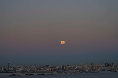 La superluna, sobre Montevideo, la capital de Uruguay, el 30 de agosto.