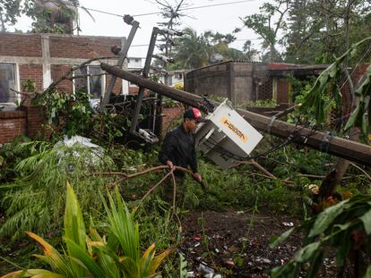 Un hombre inspecciona los daños de su casa tras ser derribada por el paso del huracán Grace, en Tecolutla, estado de Veracruz, México, en agosto de 2021.