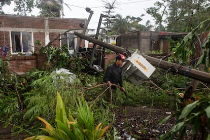 Un hombre inspecciona los daños de su casa tras ser derribada por el paso del huracán Grace, en Tecolutla, estado de Veracruz, México, en agosto de 2021.