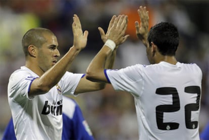 Benzema celebra un tanto ante el Hércules con Di María.