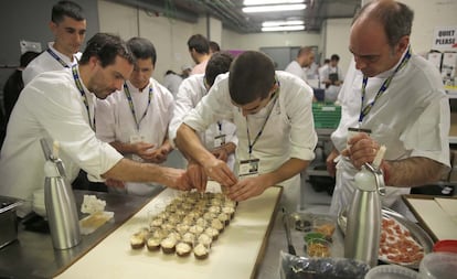 El equipo de cocina del restaurante Zuberoa (Oiartzun, Gipuzkoa) prepara uno de los platos exhibidos en Gastronomika.