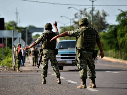 Soldados paran un vehículo en una autopista de Badiraguato, Sinaloa, la tierra natal del capo Joaquín 'Chapo' Guzmán.