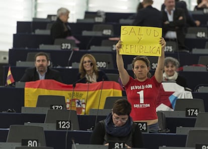 La eurodiputada italiana Eleonora Forenza, del Grupo Confederal de la Izquierda Unitaria Europea/Izquierda Verde Nórdica, muestra un cartel con el mensaje "Salud y República" y con una bandera republicana detrás, momentos antes del discurso del rey Felipe VI ante el Parlamento Europeo en Estrasburgo (Francia).