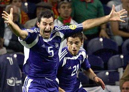 Dellas celebra, en compañía de Katsouranis, el gol conseguido ante la República Checa, que le dio a Grecia el pase a la final.