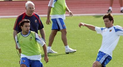 Aragon&eacute;s, Xavi y Xabi Alonso, en 2005.