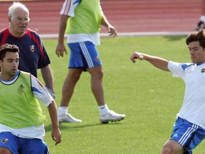 Aragonés, Xavi e Xabi Alonso, em 2005.