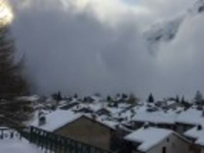 Un esquiador capta con su móvil el momento en el que el pueblo de Bessans queda sepultado por la nieve