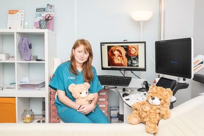 Maria Ángeles Sela posa junto a varios de los peluches con latidos de bebés guardados, en la clícnica ECOX,

