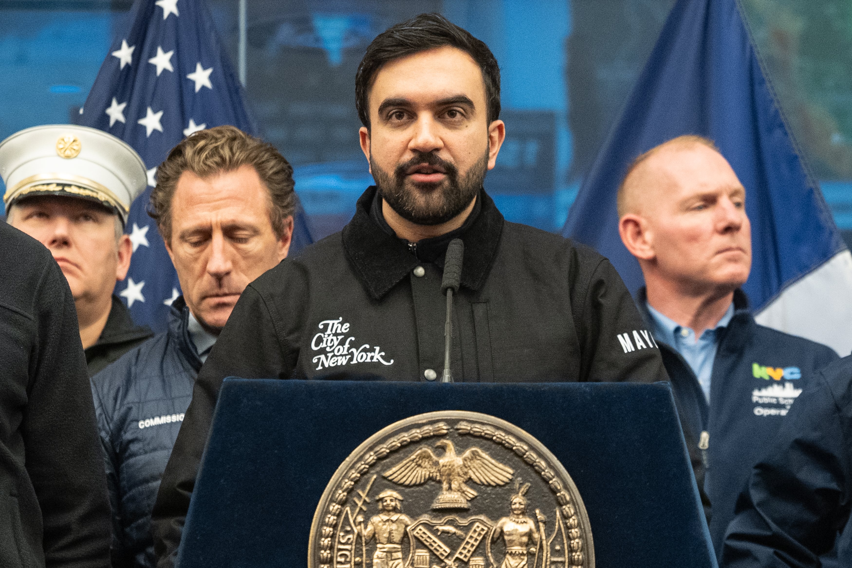 Giacca di lavoro personalizzata per Zohran Mamdani: simbolo proletario in abito sindaco