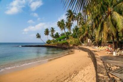 Playa del resort Club Santana, en la isla de Santo Tomé, en Santo Tomé y Príncipe.