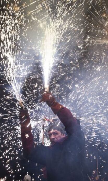 Escena del 'correfoc' de las fiestas de la Mercè celebrado ayer en la Via Laietana de Barcelona.