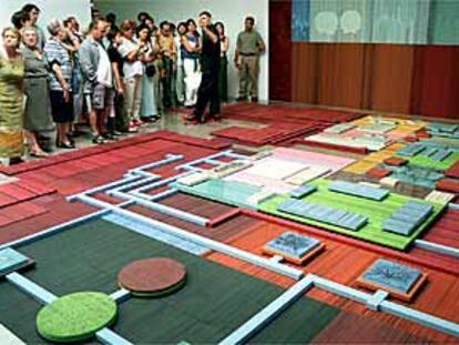 Pepe Romero, ayer, mientras explica a los visitantes la obra The carpenter & the seamstress,de Yehudit Sasportas.