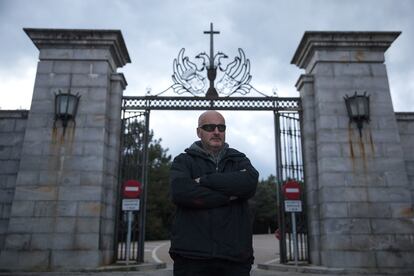 Enrique Tenreiro en la puerta del Valle de los Caídos, en octubre de 2018.