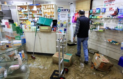 Una farmacia de Muxika inundada.  