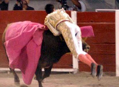 Jairo Miguel, en el momento de ser embestido por el toro el pasado domingo.