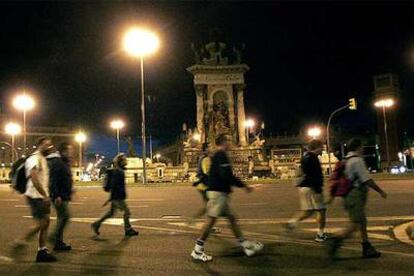 Un grupo de caminantes en la plaza de Espanya a primera hora de la mañana.