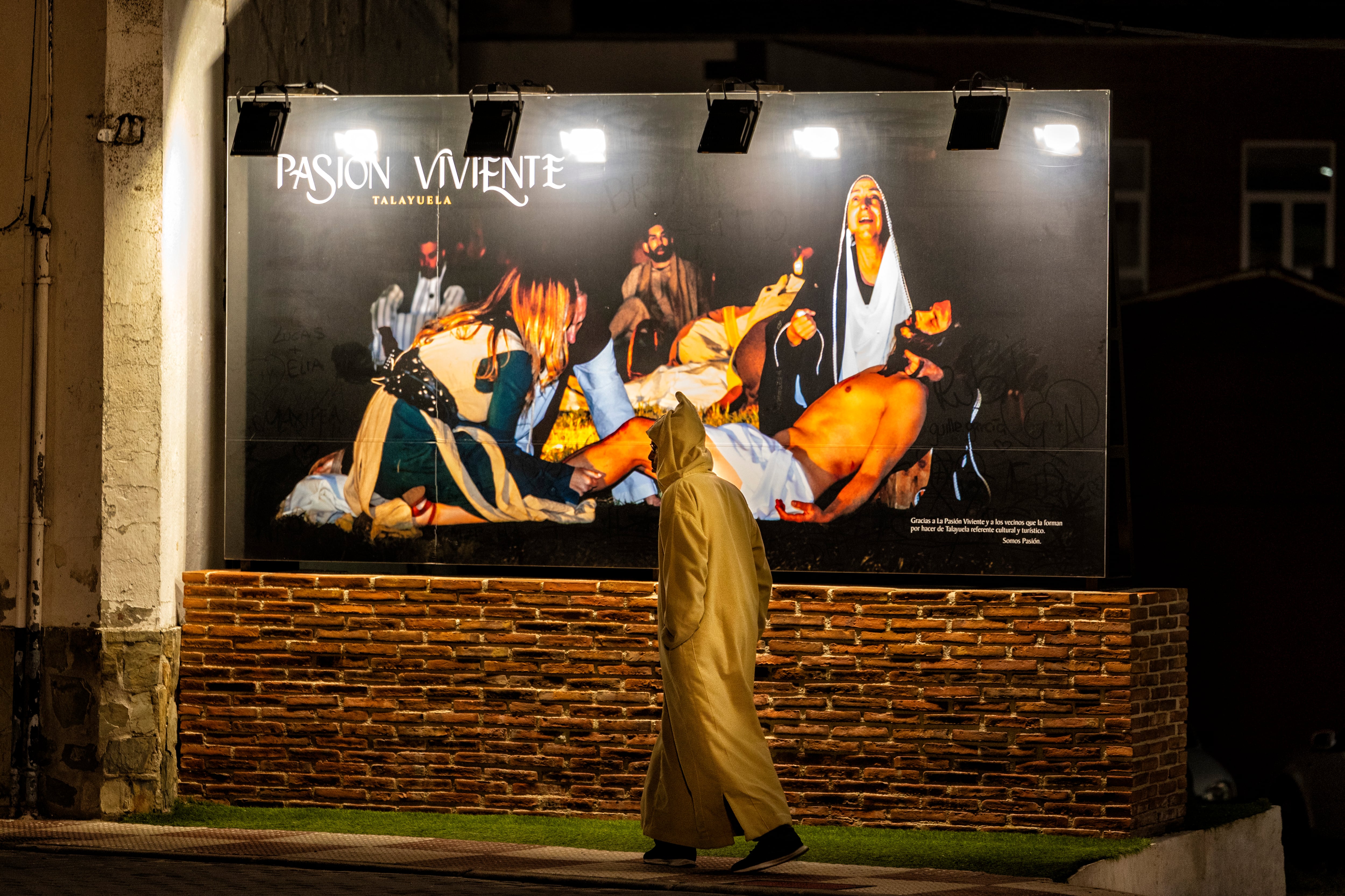 Un hombre camina por Talayuela, Cáceres, este jueves.