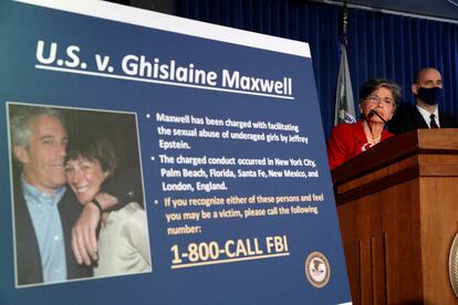 La fiscal Audrey Strauss anuncia la imputación de Ghislaine Maxwell en el caso Epstein, en una imagen de archivo.