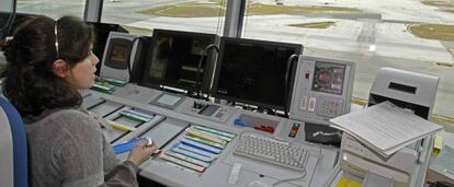 Una controladora en el aeropuerto de Madrid-Barajas Adolfo Suárez.