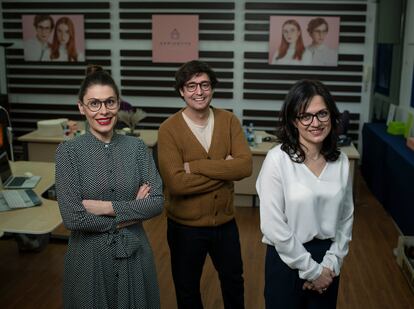 Cristina Castro, Ruben Palma Flores e Inmaculada Lopez Ortega, fundadores de Apricotte, en sus oficinas de Carabanchel.