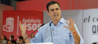 El secretario general del PSOE, Pedro Sanchez durante su intervenci&oacute;n en un acto p&uacute;blico en Viator (Almer&iacute;a).