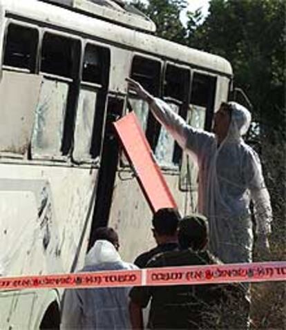 Investigadores israelíes registran el autobús atacado por terroristas palestinos.