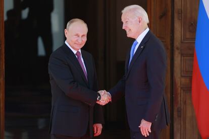 Saludo antes del inicio de la reunión entre Vladímir Putin y Joe Biden. Ginebra ha sido escenario de citas cruciales entre Washington y Moscú. En noviembre de 1985, en los últimos compases de la Guerra Fría, se reunieron en ella Ronald Reagan y Mijaíl Gorbachov, último presidente de la antigua URSS.