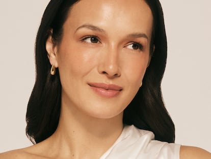 Artículo de EL PAÍS Escaparate sobre la DD Cream Nude Skin Perfection SPF 15 de Atashi, disponible en cuatro tonalidades.