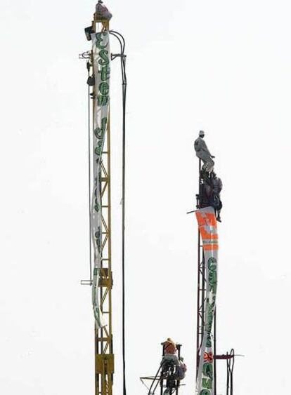 Los jóvenes radicales subidos a las torres de perforación.