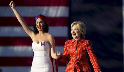 La pol&iacute;tica dem&oacute;crata Hillary Clinton y la cantante Katy Perry durante la campa&ntilde;a presidencial de EE UU, el pasado 24 de octubre.