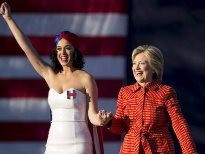 La política demócrata Hillary Clinton y la cantante Katy Perry durante la campaña presidencial de EE UU, el pasado 24 de octubre.