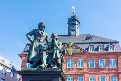 Monumento dedicado a los hermanos Grimm frente al Neustadt Town Hall de Hanau, su localidad natal.