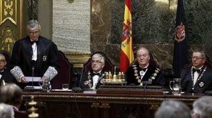 El fiscal general del Estado, Eduardo Torres-Dulce, pronuncia unas palabras en presencia del Rey.