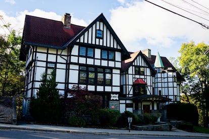 Fachada de la fraternidad Chi Phi en la Universidad de Cornell, en Ithaca, Nueva York, el 6 de octubre.