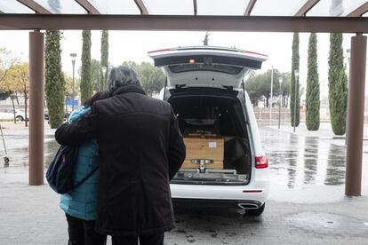 Encarna le de el último adiós al cuerpo de su madre, fallecida por coronavirus. Su padre se encuentra grave en el hospital. El matrimonio convivió en la misma habitación del centro médico.