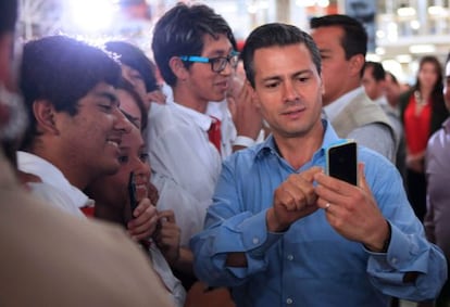 Pe&ntilde;a Nieto haci&eacute;ndose una foto con empleados de Chrysler.